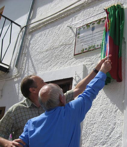 El alcalde de Alhama ayuda a Olivares a descubrir la placa colocada en la fachada de su casa jameña