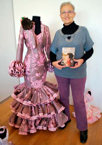 La cantautora Inmaculada Rejón, junto a uno de los trajes de Artesanía Adarbe