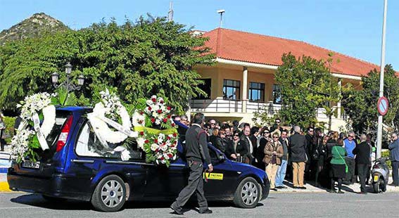 Familiares y amigos acompañaron el féretro del menor, que fue inhumado ayer en el Parque Cementerio de Málaga. : ÁLVARO CABRERA