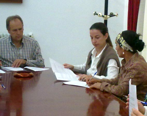 La última foto de Fatiha el Khatiri (a la derecha), el pasado jueves 7 de octubre, pertenece a la firma del contrato con el ayuntamiento, por la que le concedía una vivienda social 