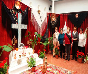 El centro de mayores de Alhama montó su tradicional cruz de mayo