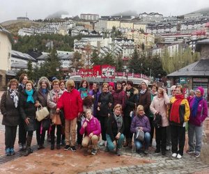 Más de 600 personas mayores han disfrutado de un día de esquí en Sierra Nevada
