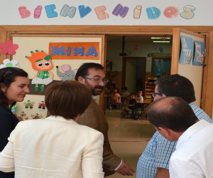 El delegado de educación de la Junta de Andalucía anuncia la instalación de la nueva caldera en el Cervantes