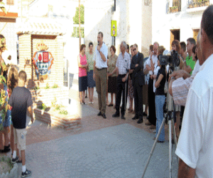Cacín ya tiene bandera y escudo