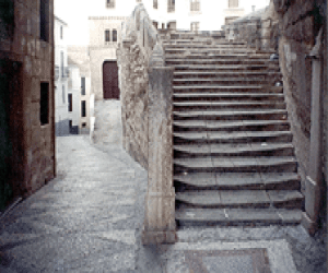 Escaleras desgastadas en la parroquia de Alhama