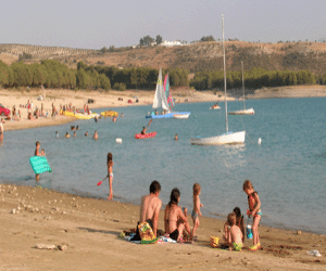 El pantano sigue siendo la playa de la comarca