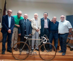 El Centro Artístico de Granada acoge un debate sobre el ciclismo granadino de los años 50