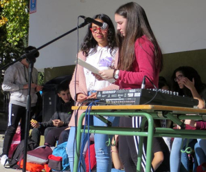 Los alumnos del IES Alhama se manifiestan contra la violencia de género