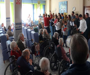 La EMAG despidió el año con su tradicional visita a la Residencia de Mayores