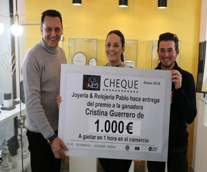 Pablo, Joyería-Relojería hace entrega de un cheque regalo de 1.000 euros a una cliente