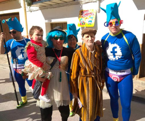 Antes de iniciar el pregón las Murgas y Comparsas fueron a cumplimentar al Viñero