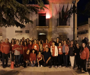 La fachada del ayuntamiento de Jayena se ilumina de rojo para dar visibilidad al síndrome 22q11