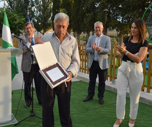 Santa Cruz del Comercio inaugura un nuevo parque infantil y homenajea a Pepe Ávila