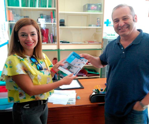 La alcaldesa Vanessa Gutiérrez hace entrega de la agenda escolar al CEIP Virgen del Rosario de Jayena