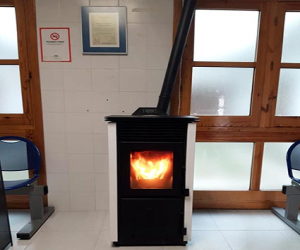El ayuntamiento de Jayena instala una estufa de biomasa en el consultorio médico local