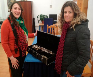 La EMAG recoge en el Centro de Educación permanente Alhucema un saxofón donado por Kenneth Wright