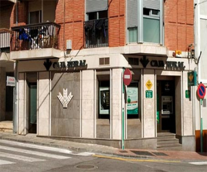 La asociación de vecinos en contra del cierre de una oficina de la Caja Rural en Alhama