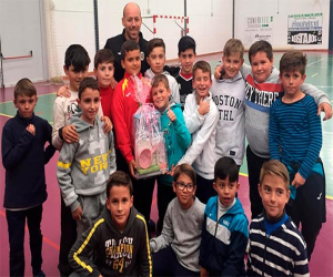 La UD Alhameña benjamín acaba con la imbatibilidad del líder