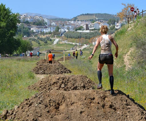Cerca de 400 corredores superan los 30 obstáculos de esta dura prueba de la IV Riders Running de Alhama