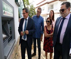 Los vecinos y vecinas de Játar cuentan ya con cajero automático y servicios bancarios 