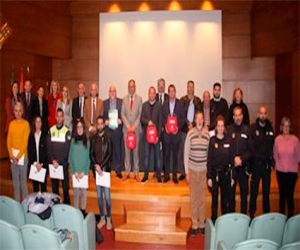 La Caja Rural dona a la Policía Local de Alhama un desfibrilador portátil