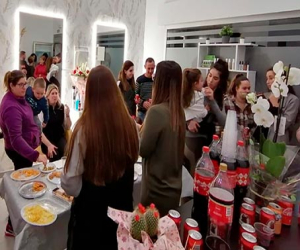 Jóvenes emprendedoras alhameñas; Paula Loza abre peluquería unisex