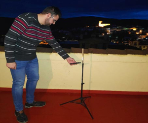 El chupinazo de las 8 de la noche convoca a la gente para el aplauso en los balcones y ventanas