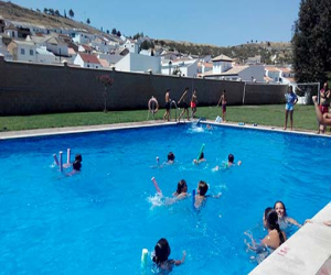 Fornes y Arenas del Rey entre los municipios que no abrirán la piscina municipal este verano