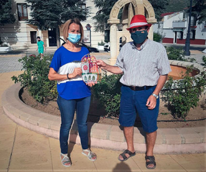 Sebastián Aguilar, artesano de hilos de cobre, completa su serie de los escudos de Granada