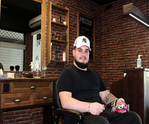 Santiago Cantano abre barbería para público masculino