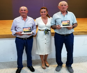 El club de senderismo Navachica de Jayena homenajea a sus dos componentes de más edad