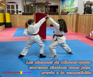 Los alumnos de Alhama-Ippon entrenan técnicas como paso previo a la competición