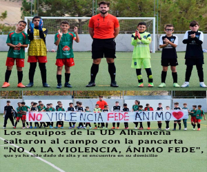 Los equipos de la UD Alhameña saltaron al campo con la pancarta "NO A LA VIOLENCIA, ÁNIMO FEDE", que ya ha sido dado de alta y se encuentra en su domicilio