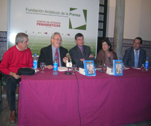 El periodista alhameño Antonio Ramos presentó su nueva publicación "Entre iguales: Un rey y un periodista"