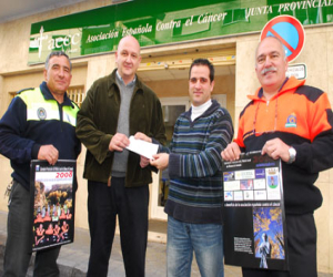 Entregan el importe recaudado con el calendario del desnudo de Policía Local y Protección Civil