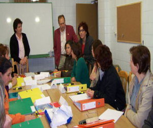 El alcalde de Alhama y la directora de la UTEDLT animan a las alumnas del curso de Auxiliar de Ayuda