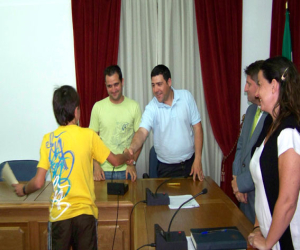 El Delegado de MA, Ayuntamiento y miembros de "El Quejigo" enclavan el primer contenedor d