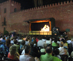 Noche de títeres en el Paseo del Cisne