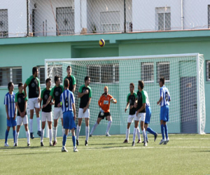 La UD Alhameña empata en Vegas del Genil, y tiene que suspender el partido aplazado, también por el estado del campo de la Joya