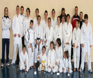 Los karatekas alhameños consiguen nueve trofeos en Salobreña