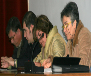 Un lamentable pleno con insultos por parte de un miembro del público y la oposición