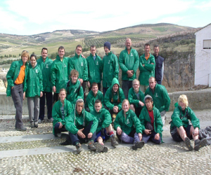 Jóvenes ingleses  limpian las  riberas del río Alhama