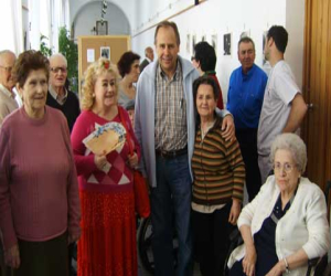 La Residencia Comarcal de Alhama, visita la exposición de fotografías de Tony Raya