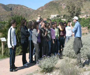 Un grupo de alumnos del IES Alhama visita el Jardín Botánico de 'El Albardinal'