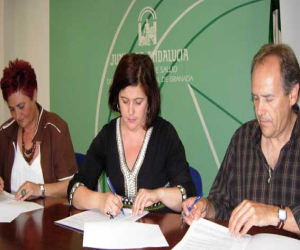 El alcalde de Alhama firma el convenio de 'atención temprana'