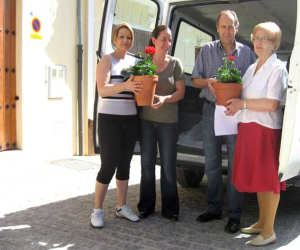 El Ayuntamiento de Alhama regala geranios para adornar las calles