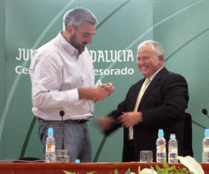 Paco Cortés recibe emocionado el homenaje de sus compañeros de FAPA Alhambra