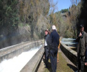 El delegado de Medio Ambiente se interesa por las obras del desagüe de fondo de los Bermejales