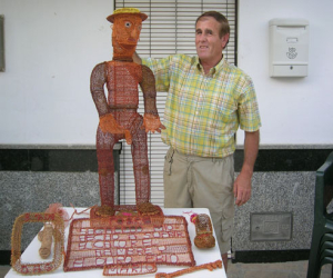 El artesano de los hilos de cobre de La Malahá publica un libro cuyos beneficios  destina a ASPAYM