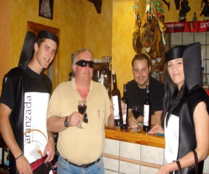 Empresarios y hosteleros promocionan uno de los vinos de Alhama con el obsequio de más de 500 regalos